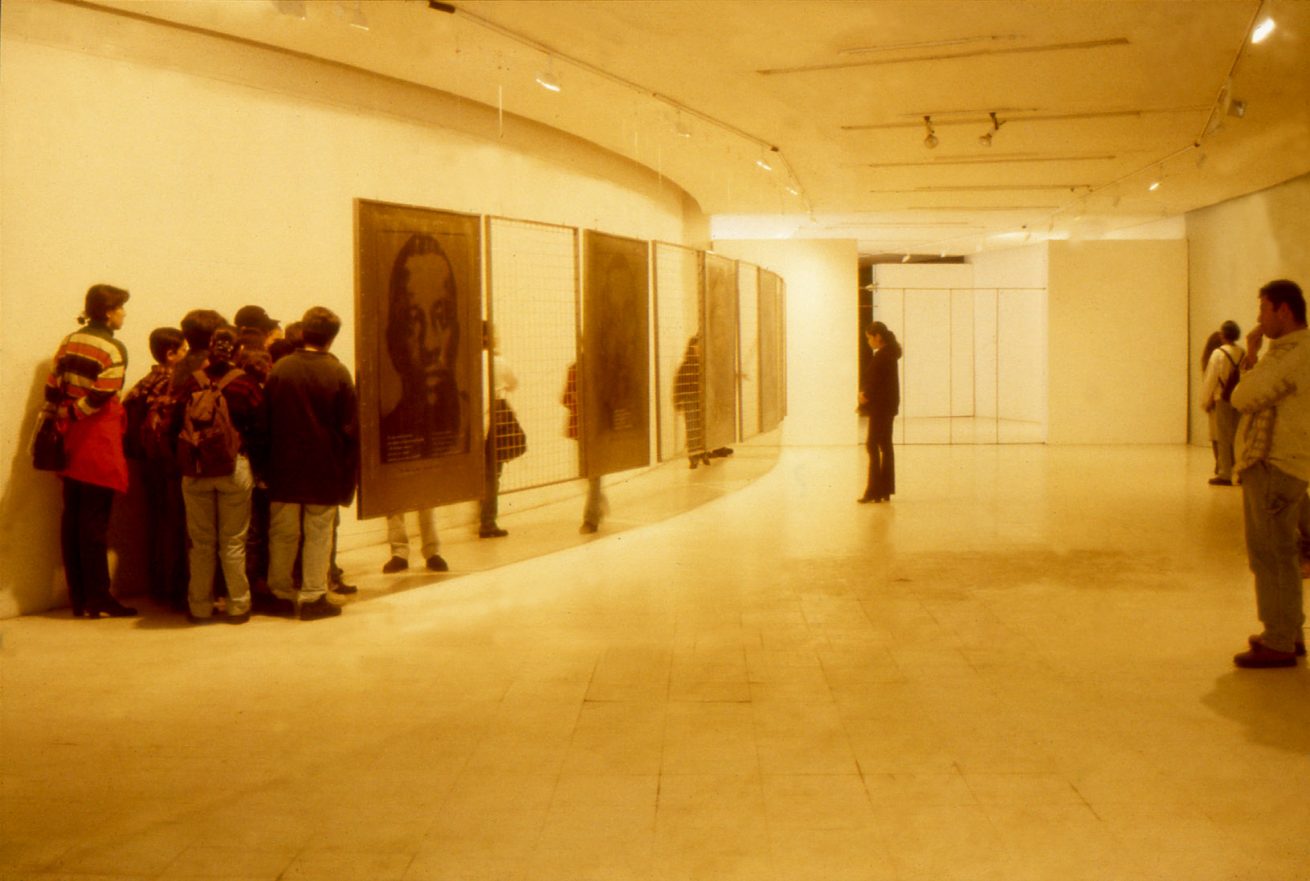 Una jaula fue a buscar un pájaro (1997). Galería Santa Fe. Instalación. Detalle: Sendero de los bienes del cielo. Retenidos.