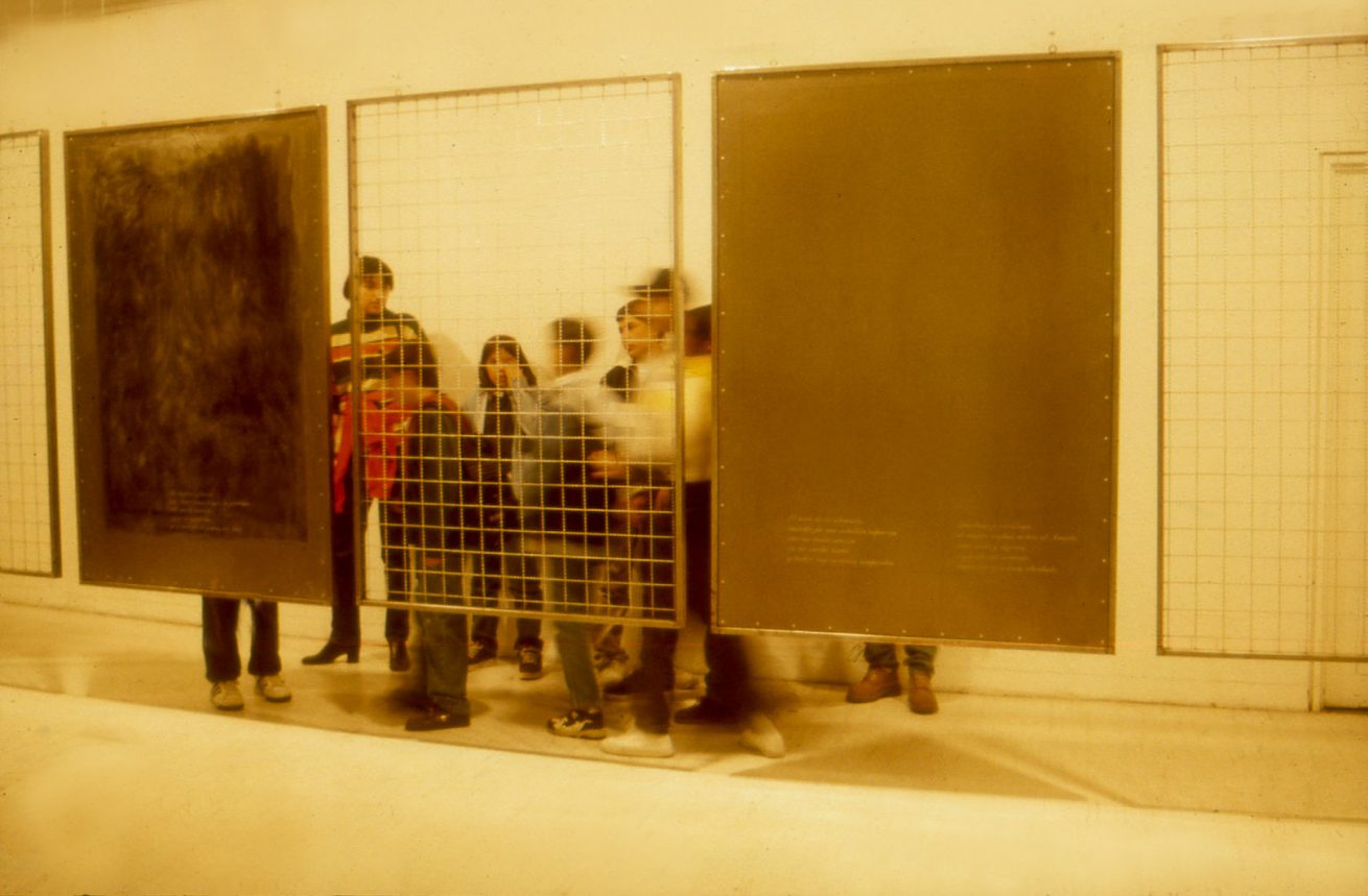 Una jaula fue a buscar un pájaro (1997). Galería Santa Fe. Instalación. Detalle: Sendero de los bienes del cielo. Retenidos.