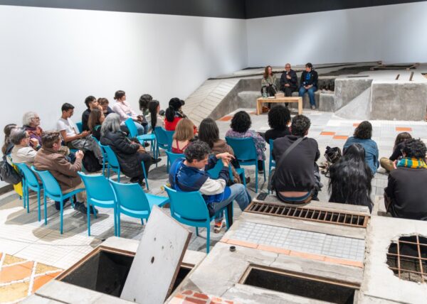 En abril se llevó a cabo en la Galería Santa Fe el conversatorio Tiempo profundo y calle, un encuentro entre el artista Santiago Reyes, la paleoecóloga Catalina González y la vulcanóloga Natalia Pardo. La conversación propuso un cruce entre arte y ciencia para reflexionar sobre la historia geológica y ecológica de la Sabana de Bogotá, y su incidencia en el paisaje urbano actual.