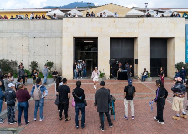 El sábado 12 de abril de 2025, la Galería Santa Fe se llenó de rimas, beats y energía urbana con la realización del Festival El Hueco – Concurso de Freestyle, un evento que reunió a destacadas y destacados exponentes del rap improvisado en una batalla lírica centrada en los huecos que atraviesan la geografía de Bogotá. En medio de la instalación El Hueco de Santiago Reyes Villaveces, el micrófono se convirtió en herramienta para resignificar las fisuras del espacio urbano a través de la palabra.