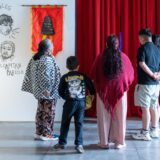 El martes 17 de junio de 2025 tuvo lugar en el Centro de Documentación un taller dedicado a la lectura, escritura y declamación de versos octosílabos, forma que inspiró la videoinstalación de Ricardo Muñoz.