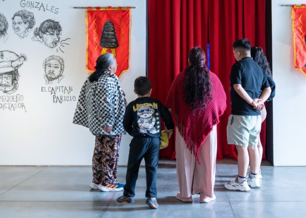 El martes 17 de junio de 2025 tuvo lugar en el Centro de Documentación un taller dedicado a la lectura, escritura y declamación de versos octosílabos, forma que inspiró la videoinstalación de Ricardo Muñoz.