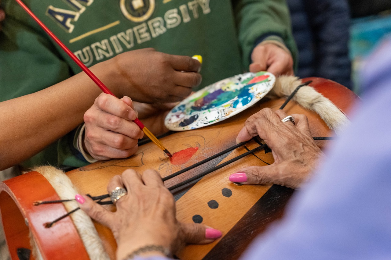 Archivos en movimiento: Laboratorio material/curatorial "Pintar el Latido: "Trazo y Memoria Afro Diaspórica" y Archivos en movimiento: Instalación efímera resultados del ciclo: “Ritmo y desobediencia”. en tamaño grande