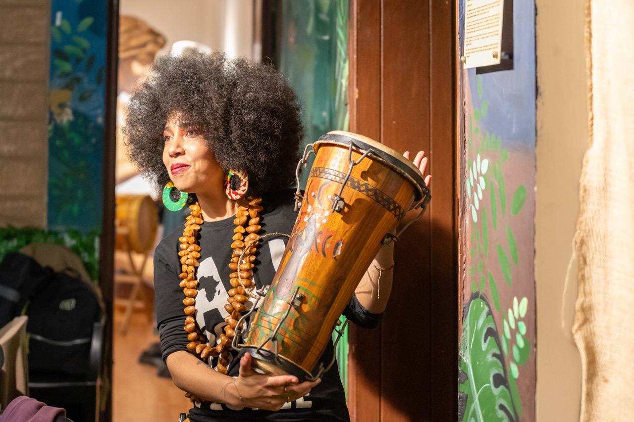 Archivos en movimiento: Laboratorio material/curatorial "Pintar el Latido: "Trazo y Memoria Afro Diaspórica" y Archivos en movimiento: Instalación efímera resultados del ciclo: “Ritmo y desobediencia”.