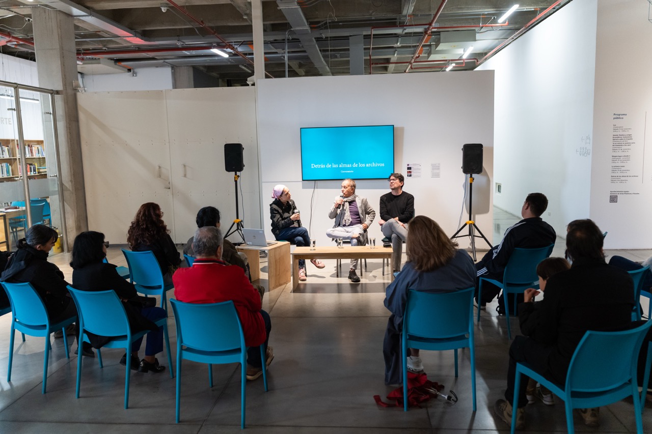 Detrás de las almas de los archivos Conversatorio