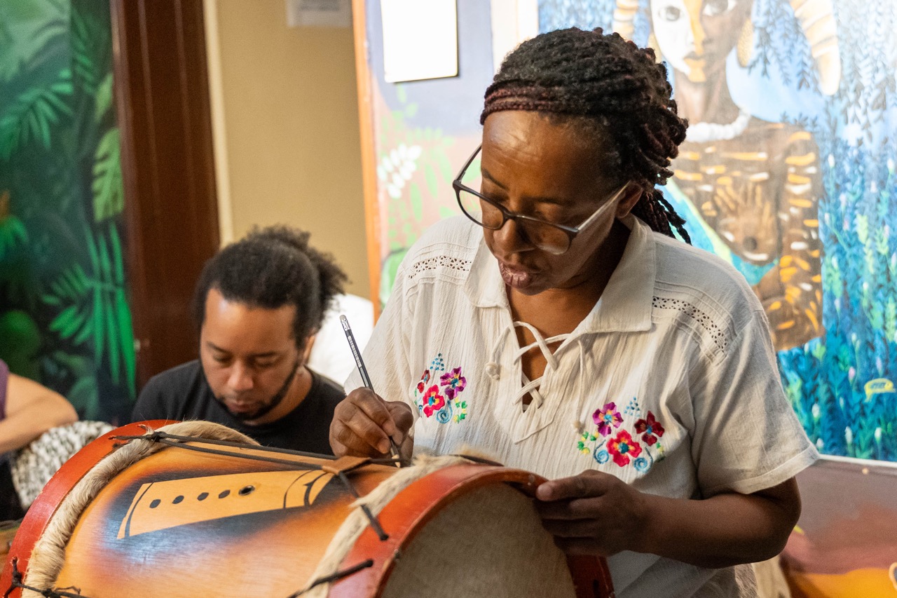 Archivos en movimiento: Laboratorio material/curatorial "Pintar el Latido: "Trazo y Memoria Afro Diaspórica" y Archivos en movimiento: Instalación efímera resultados del ciclo: “Ritmo y desobediencia”.